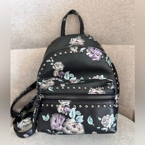 Mini backpack with flowers, double pocket.